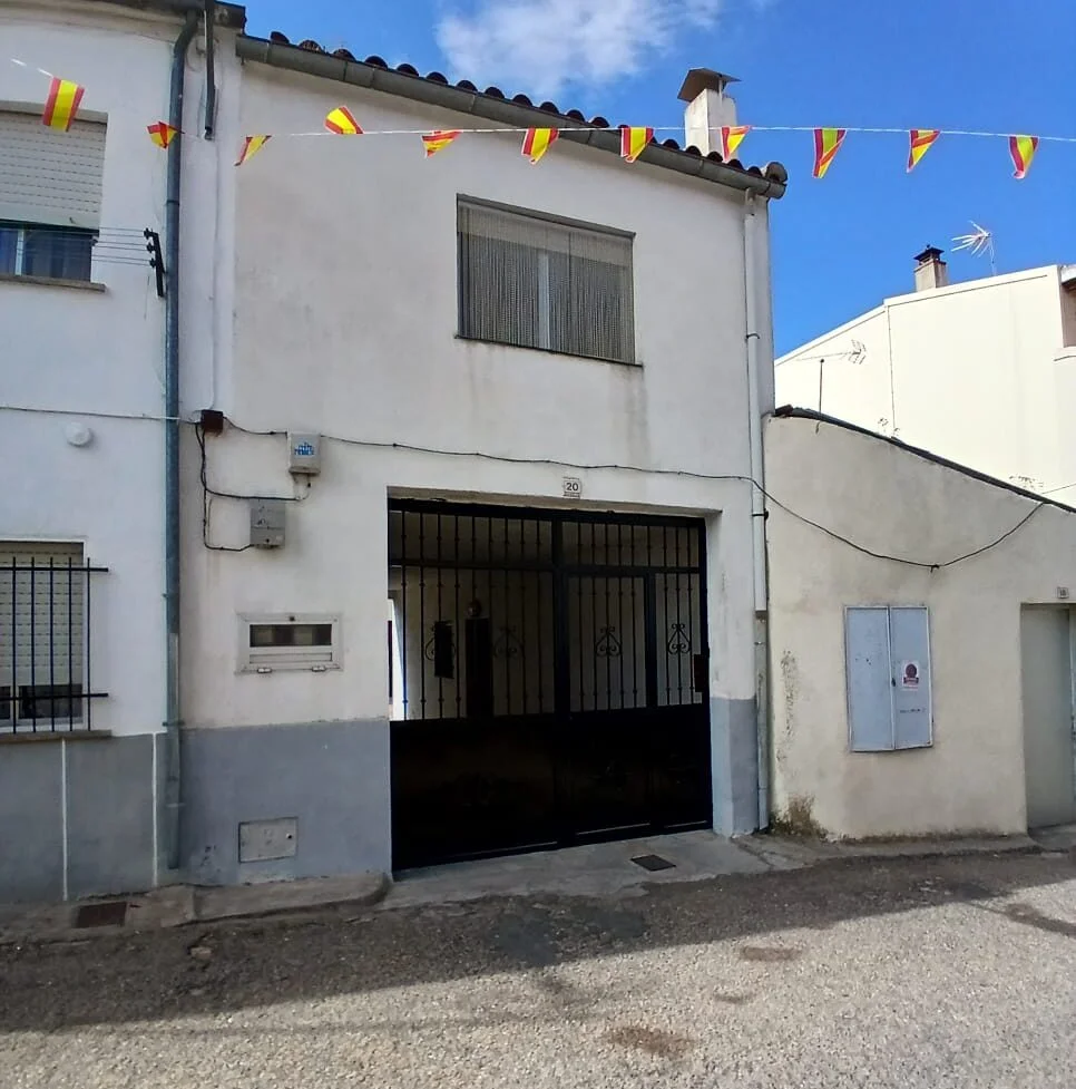 Casa céntrica de pueblo con garaje