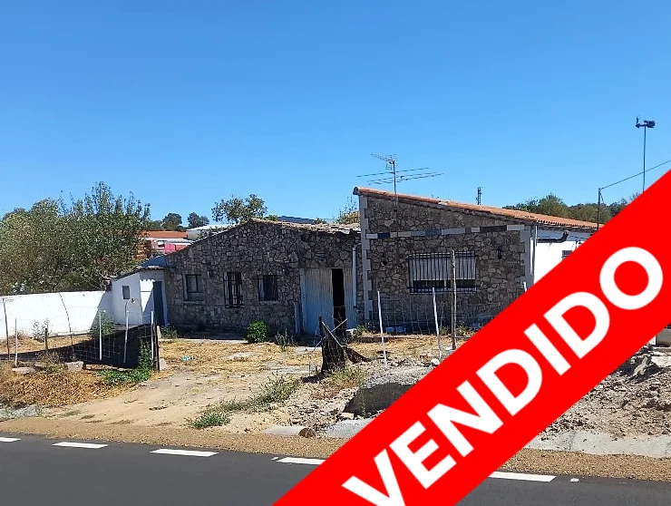 Casa con parcela y almacenes