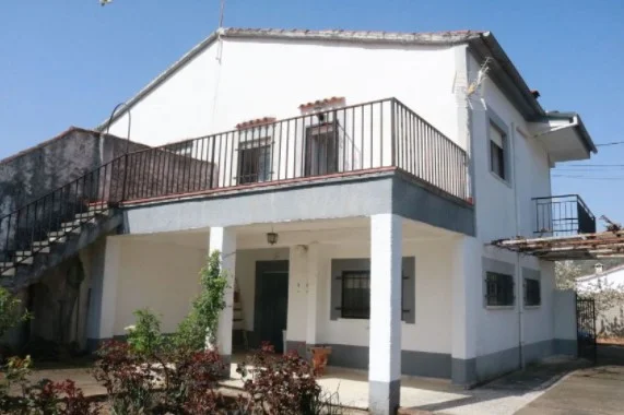 Two-storey house in Cepeda, garden