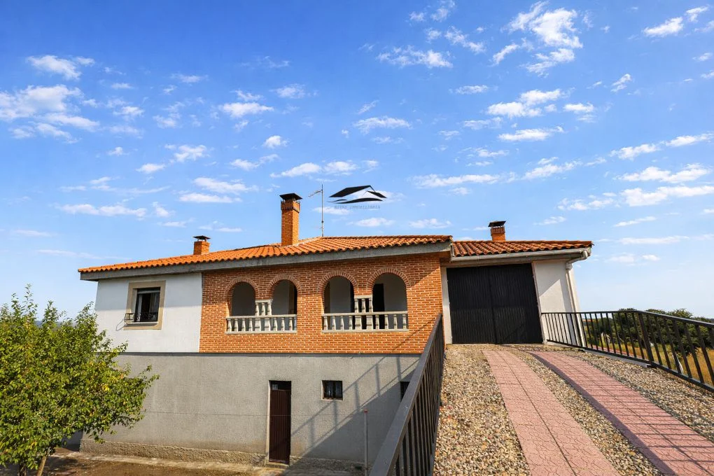 Large Juzbado house with workspace