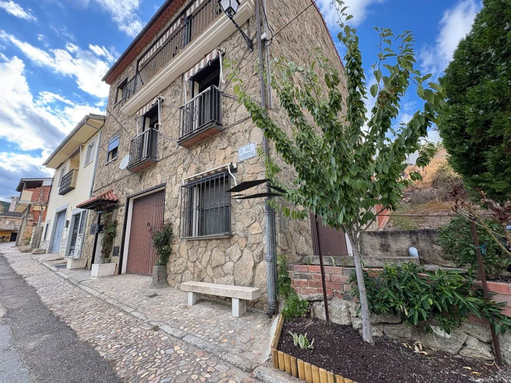 Casa rural de tres plantas, 4 dormitorios