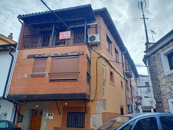 Casa de pueblo de tres plantas y cuatro dormitorios