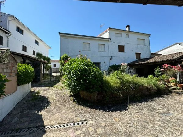 Casa céntrica de pueblo, seis dormitorios