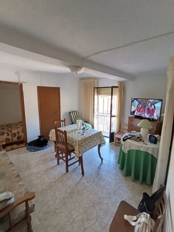 Casa de pueblo de tres plantas con balcón