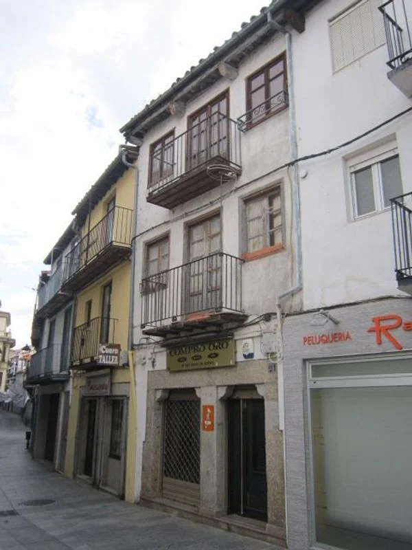 Edificio mixto con potencial para cuatro unidades