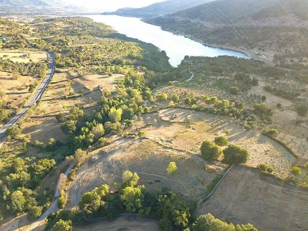 Large rural plot near reservoir