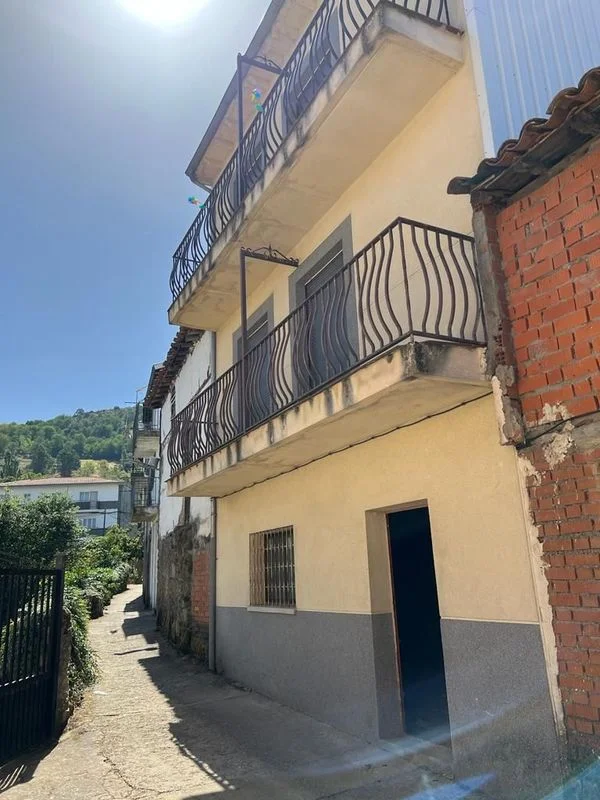 Ground-floor apartment with extra premises