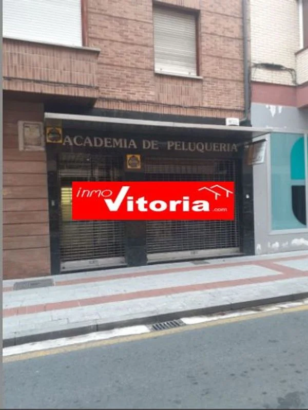 Central two-level commercial unit with patio
