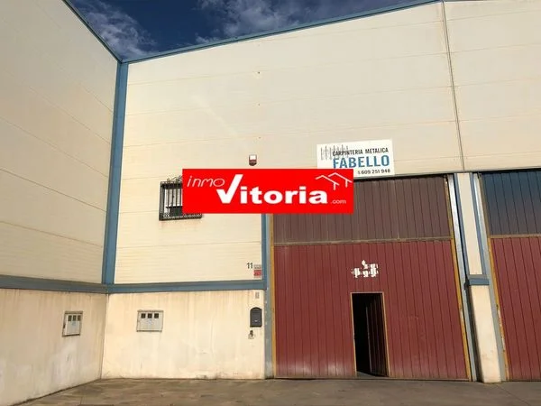 Nave industrial con grúa de 5 toneladas