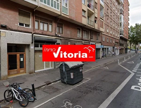 Street-front commercial unit in Zaramaga