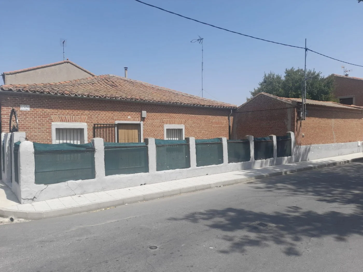Casa de pueblo lista para vivir con cuatro dormitorios