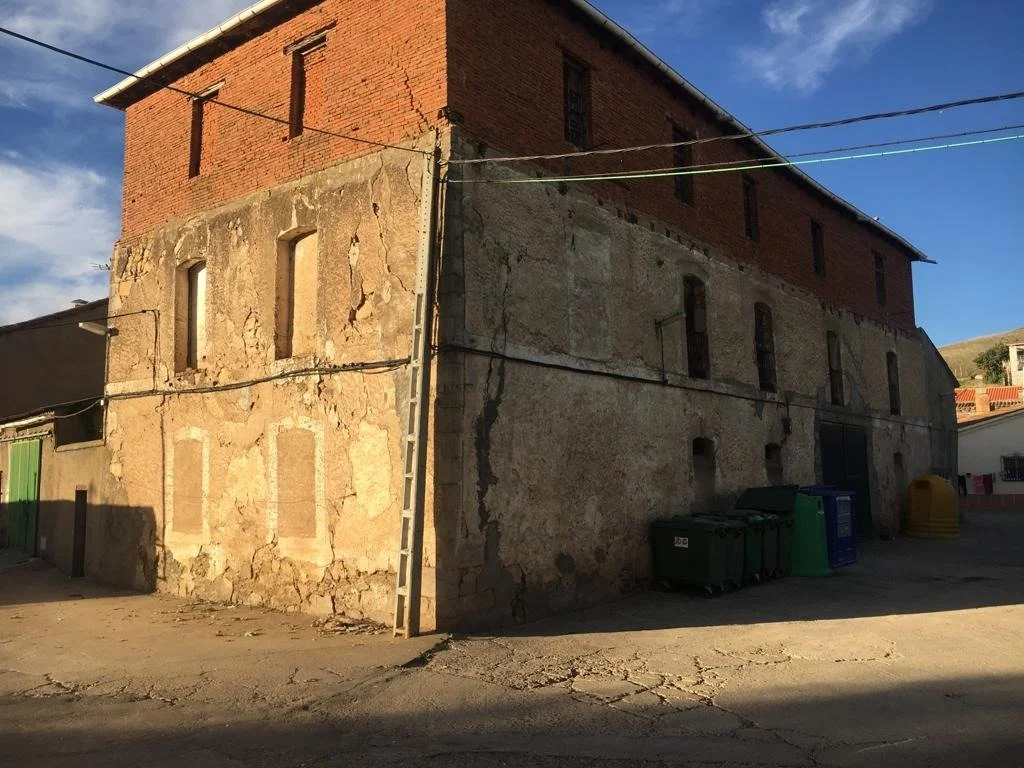 Three-storey former factory in Matilla