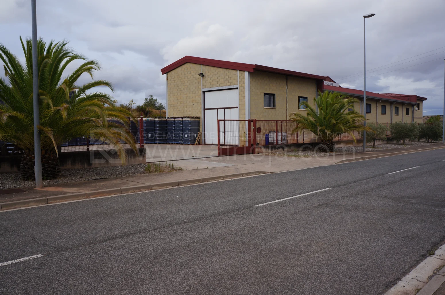 Operating winery with extensive industrial space