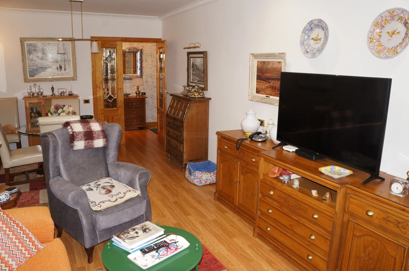 Three-bedroom apartment with pool access