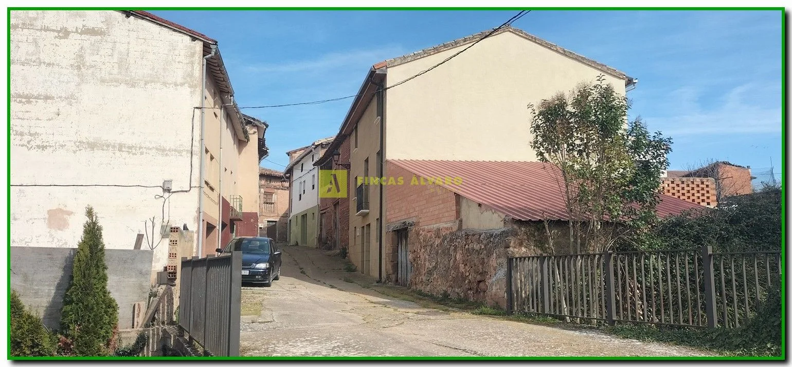 Casa de pueblo con terreno de 301 m²