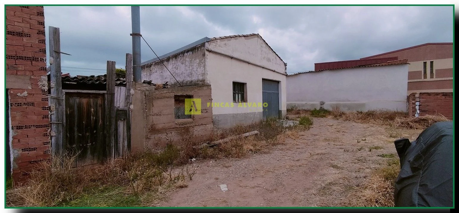 Pabellón urbano industrial de 67 m²
