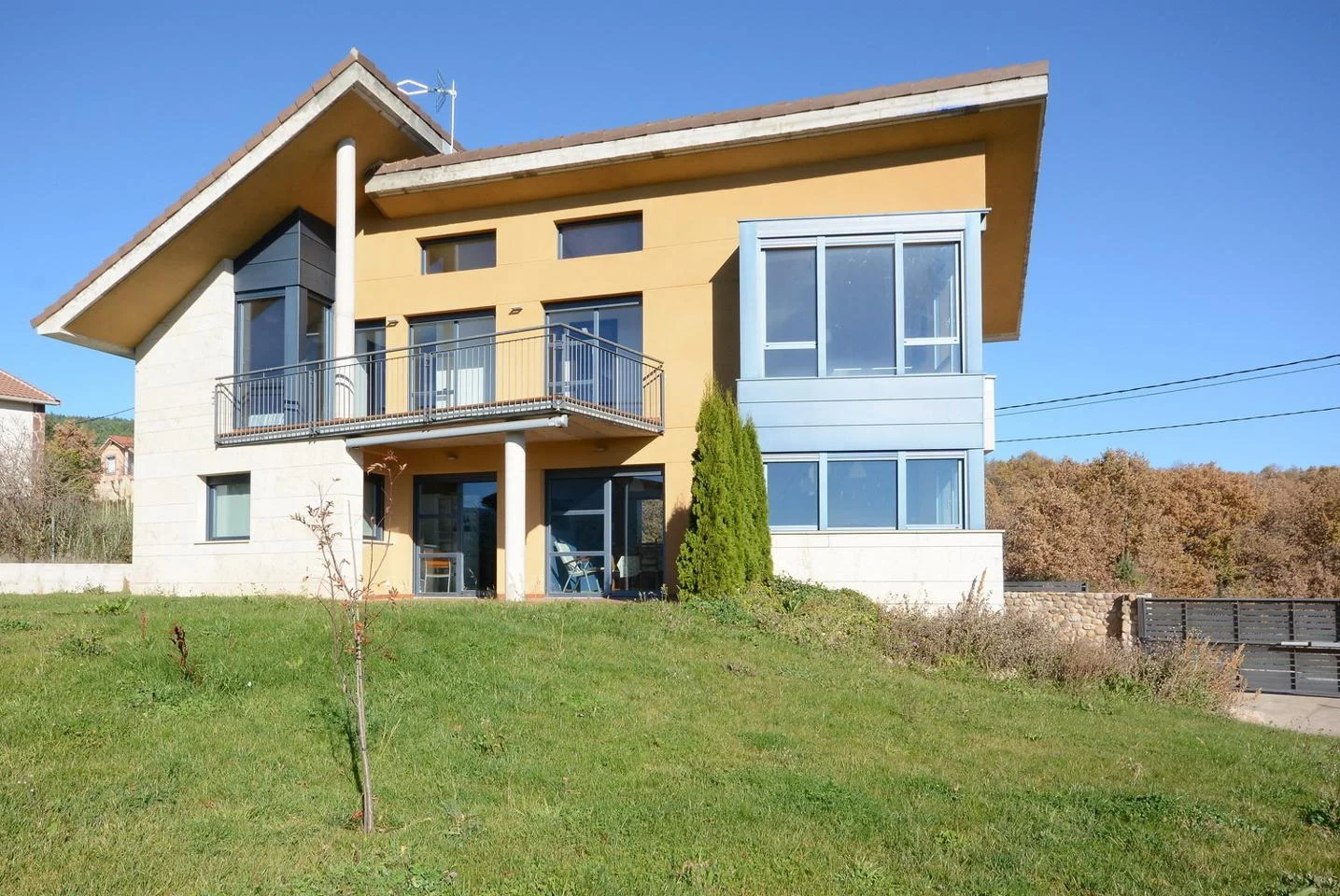 Lakefront chalet with 335 m²