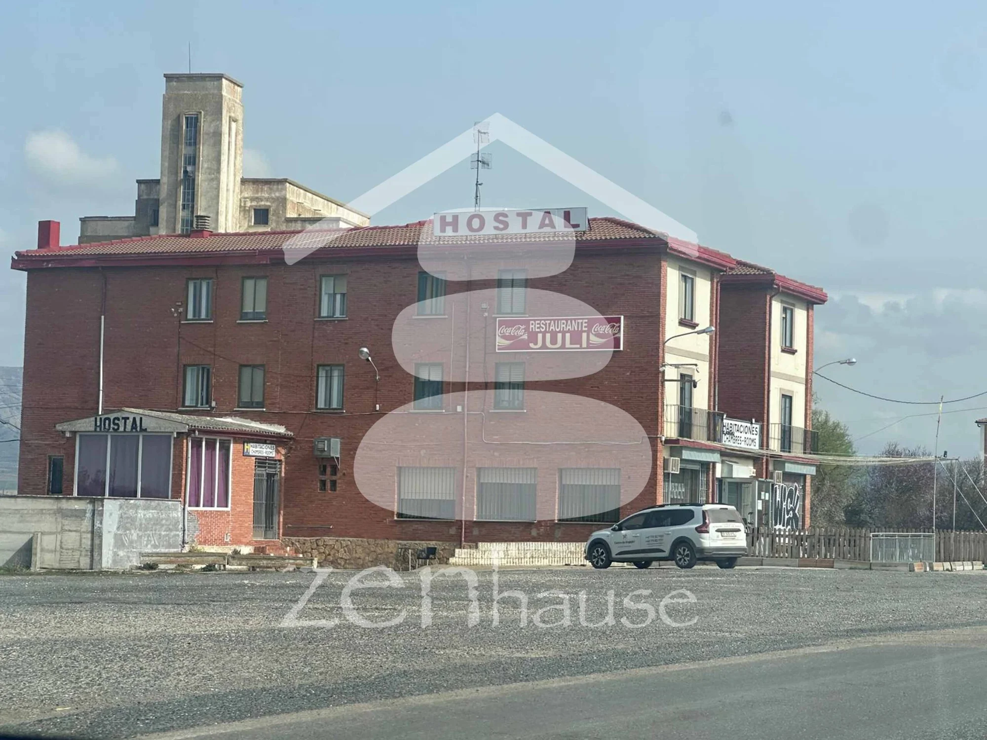 Edificio hostelero en funcionamiento con gran parcela