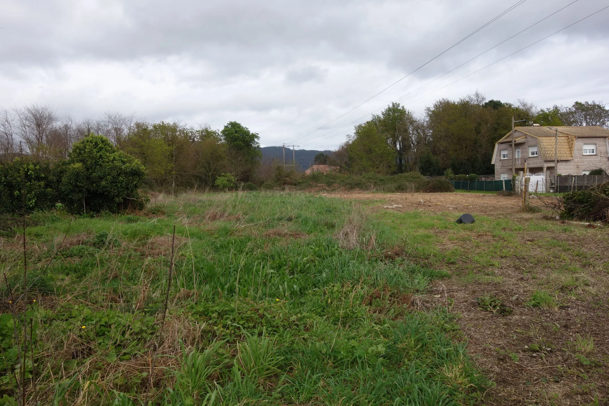 Moaña land plot with two wells