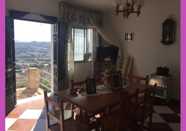 Casa de cinco dormitorios con potencial en Jimena