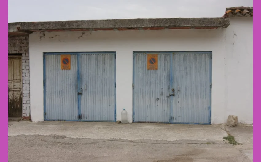 Three garages, rural 1,000 m² plot