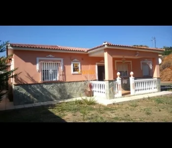 Chalet de cuatro dormitorios en Cajiz
